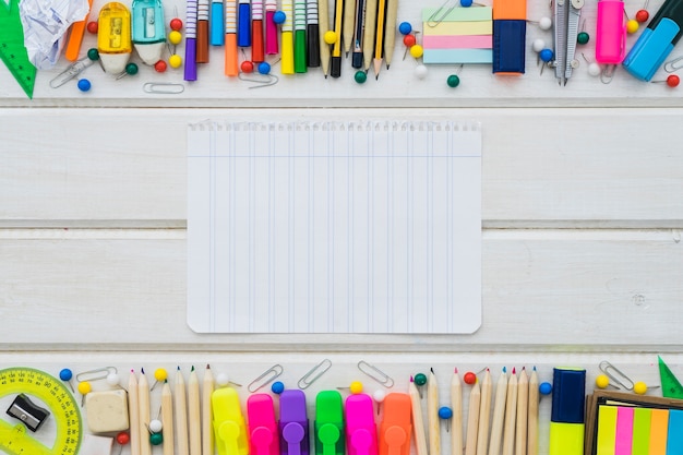 Foto grátis decoração escolar com folha de papel