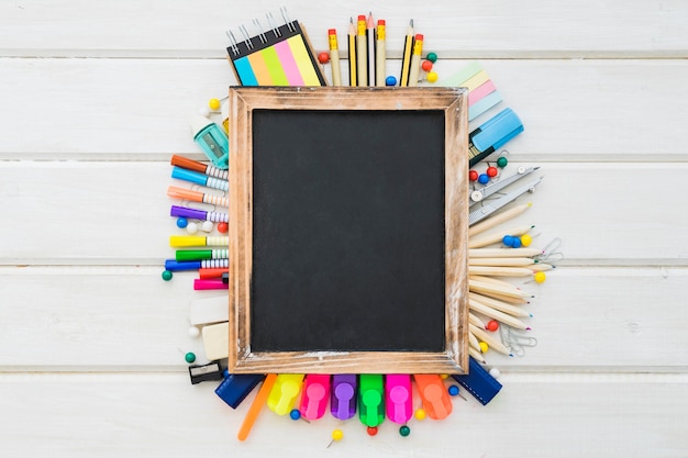 Foto grátis decoração escolar com muitas canetas e ardósia