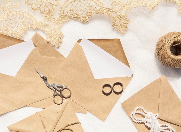 Decoração minimalista de casamento com envelopes marrons