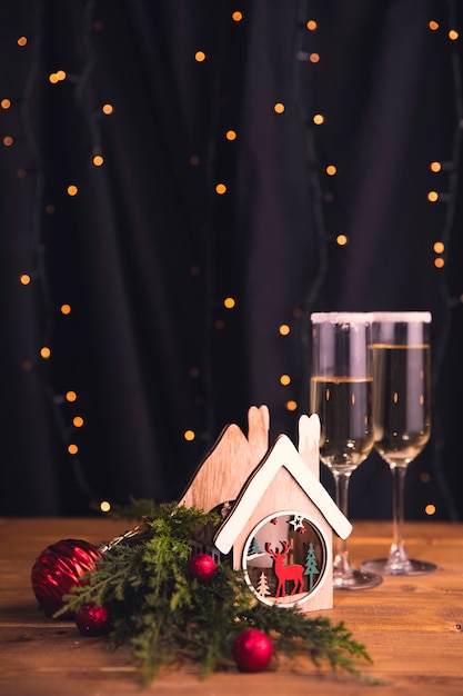 Foto grátis decoração para festa de ano novo e bebidas