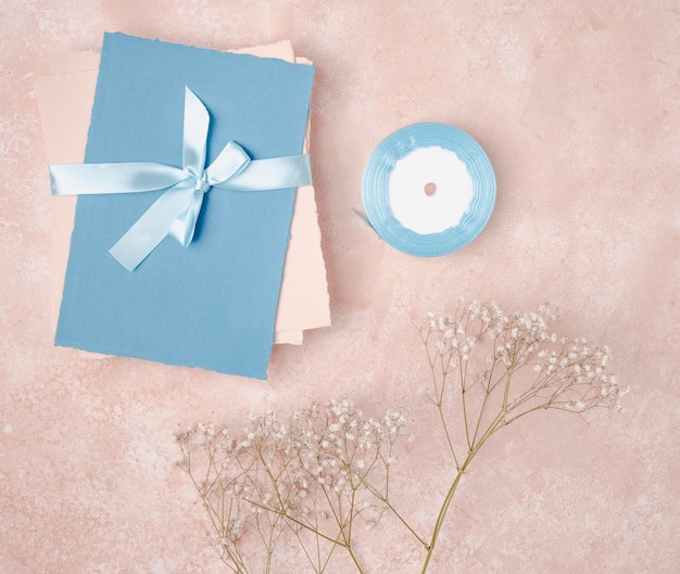 Foto grátis decoração plana leiga para casamento com envelopes
