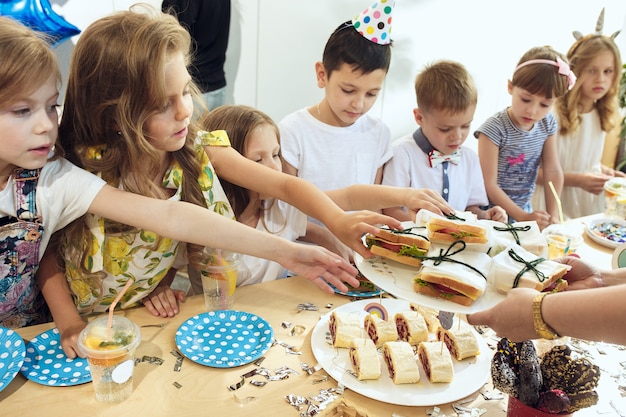 Decorações de aniversário de menina. mesa com bolos, bebidas e acessórios para festas.