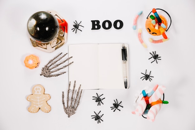 Foto grátis decorações de caderno e halloween