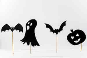 Foto grátis decorações de halloween de papel colocar na mesa