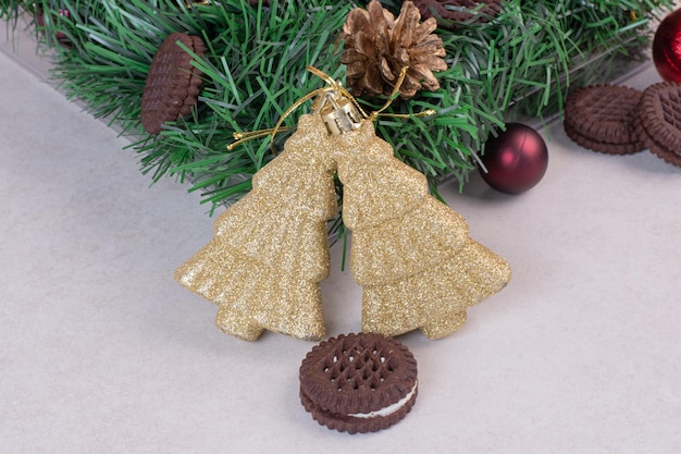 Decorações de Natal com biscoitos na mesa branca.