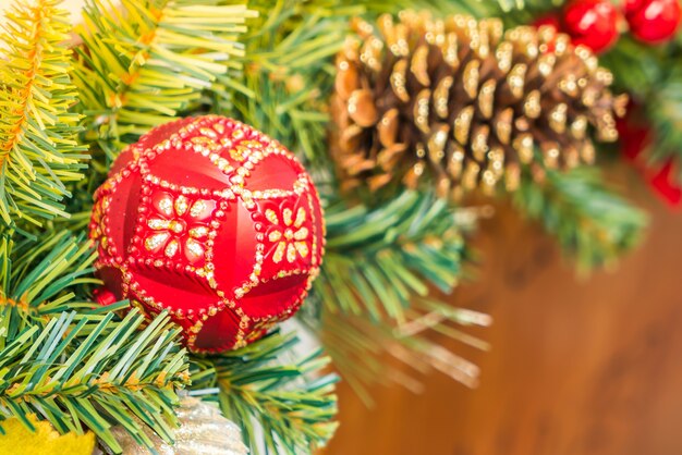 Decorações de Natal com uma bola e uma pinha