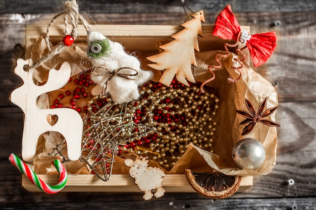Decorações de Natal em uma caixa de madeira