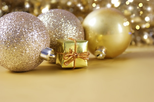 Decorações douradas de Natal e presente