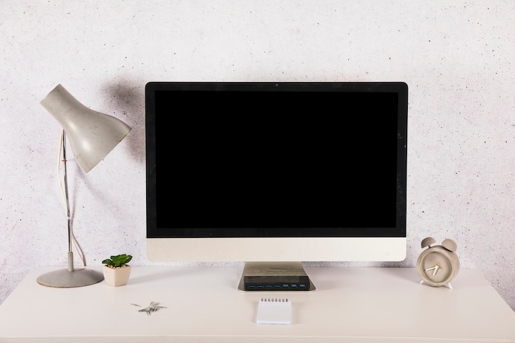 Foto grátis decorações e despertador perto de computador
