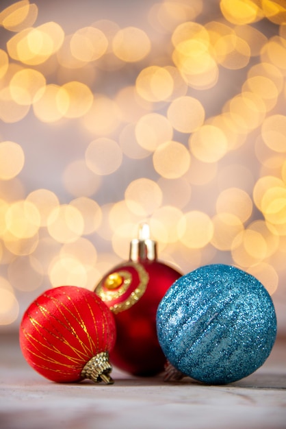 Decorações para árvores de Natal em volta dos brinquedos de plástico, textura de Natal em um fundo desfocado