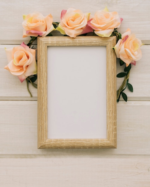 Decorando o quadro com algumas flores