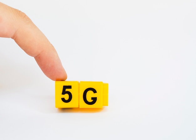 Dedo que toca no cubo instantâneo 5g