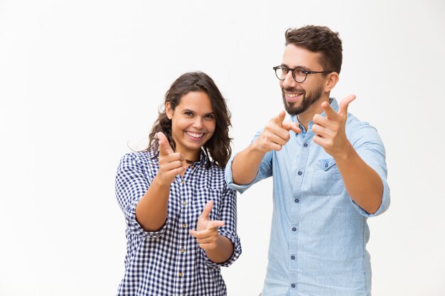 Dedos apontando alegre casal positivo