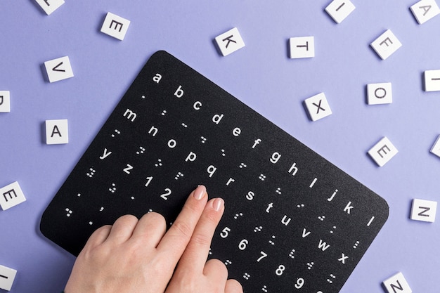 Foto grátis dedos tocando a placa do alfabeto braille
