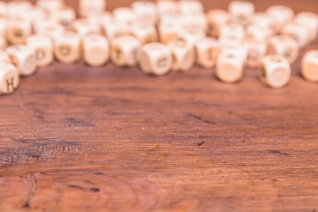 Foto grátis defocused dadinhos na mesa de madeira