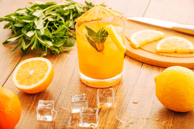 Foto grátis deleite de frutas na mesa de madeira