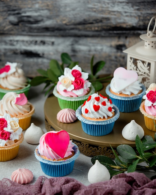 Delícias cremosas deliciosas em cima da mesa