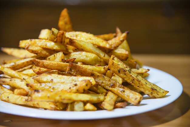 Deliciosa batata frita francesa misture com pó frio na mesa de madeira