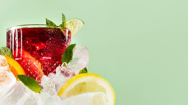 Deliciosa bebida de sangria com folhas e limão