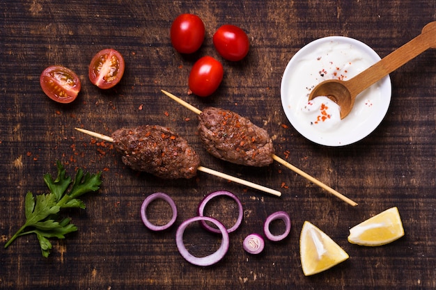 Foto grátis deliciosa carne árabe fast-food em espetos na horizontal