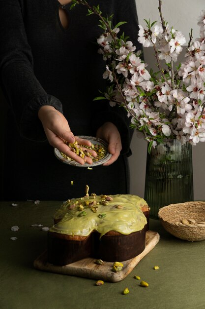 Deliciosa colomba e pistache alto ângulo