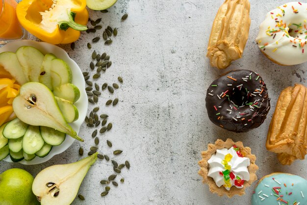 Deliciosa comida doce e frutas saudáveis; vegetais sobre a superfície texturizada