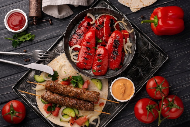Deliciosa comida sérvia na mesa plana