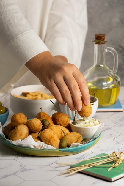 Deliciosa composição de croquetes espanhóis