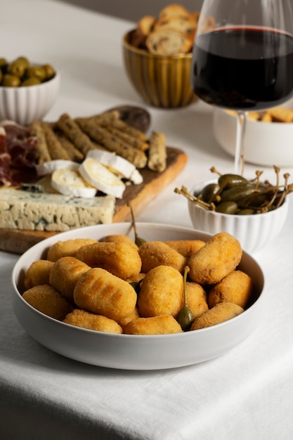 Foto grátis deliciosa composição de croquetes espanhóis