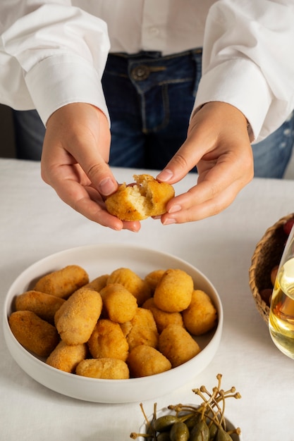 Foto grátis deliciosa composição de croquetes espanhóis