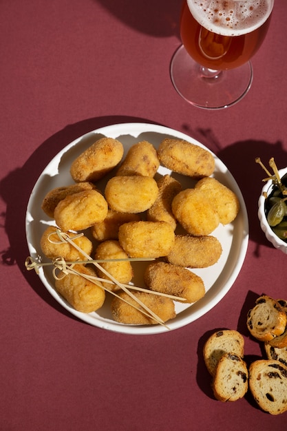 Foto grátis deliciosa composição de croquetes espanhóis