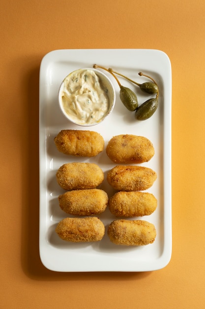 Foto grátis deliciosa composição de croquetes espanhóis