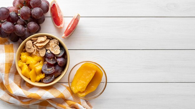 Deliciosa composição de refeição de café da manhã com espaço de cópia