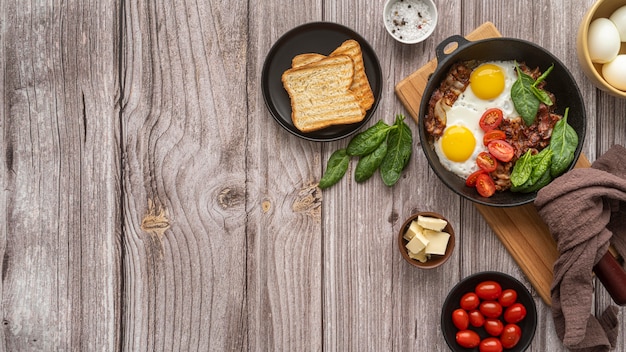 Deliciosa composição de refeição de café da manhã com espaço de cópia