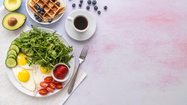 Foto grátis deliciosa composição de refeição de café da manhã