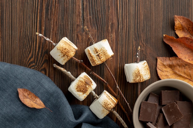 Foto grátis deliciosa composição de sobremesa s'mores