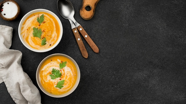 Deliciosa composição de sopa de outono com espaço de cópia