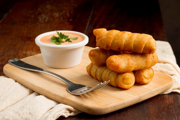 Deliciosa composição em palitos de queijo venezuelano