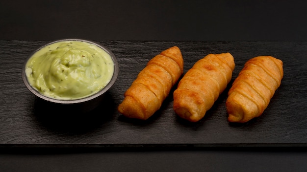 Foto grátis deliciosa composição em palitos de queijo venezuelano