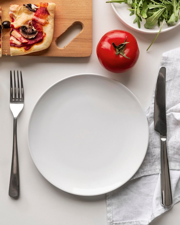 Foto grátis deliciosa composição tradicional de pizza
