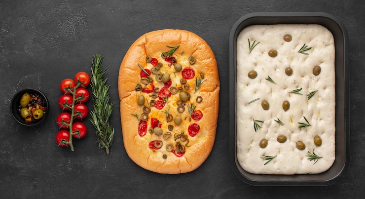 Foto grátis deliciosa foccacia e ingredientes planos