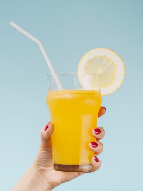 Foto grátis deliciosa fruta natural fresca de laranja e um canudo