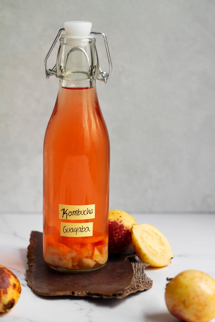 Foto grátis deliciosa garrafa de kombucha de goiaba natureza morta