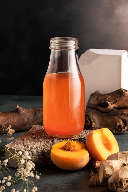 Foto grátis deliciosa garrafa de kombucha e pêssego