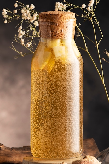 Deliciosa garrafa e flores de kombucha