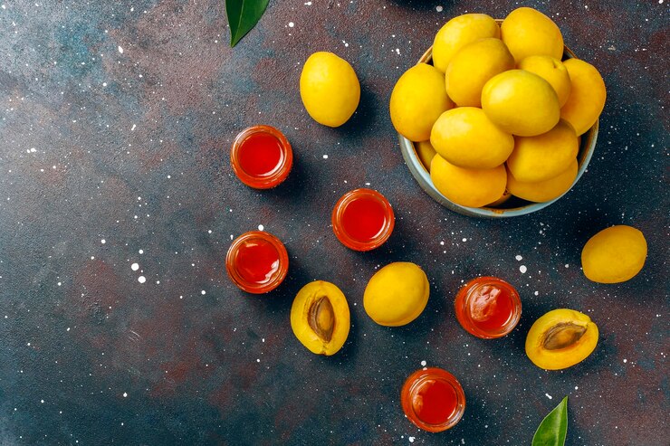 Foto grátis deliciosa geléia caseira de damasco com frutas frescas de damasco.