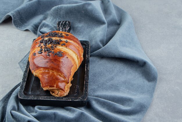 Deliciosa pastelaria no quadro negro com pano.