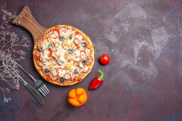 Deliciosa pizza de cogumelos com queijo, azeitonas e tomates no chão escuro pizza refeição massa comida italiana