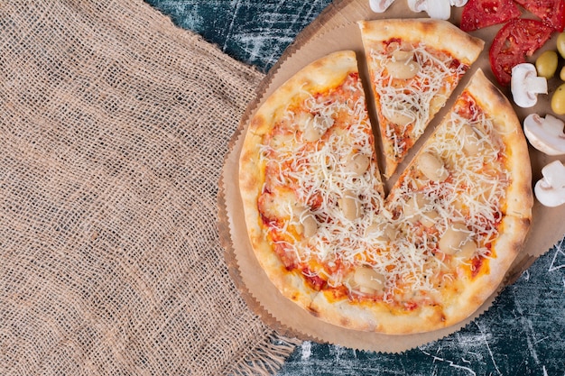 Foto grátis deliciosa pizza de cogumelos com queijo em mármore.