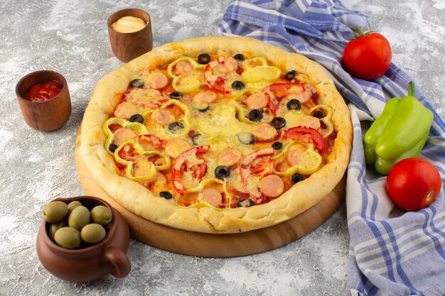 Deliciosa pizza de queijo com azeitonas e tomates no fundo cinza refeição de massa de fast-food